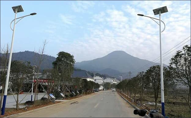 solar-street-light-on-road